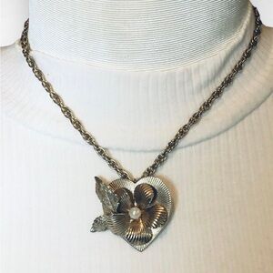 Vintage 90’s Goldtone Daisy Flower Heart Necklace
